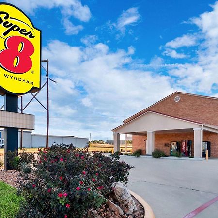 Super 8 by Wyndham Pleasanton Motel Bagian luar foto