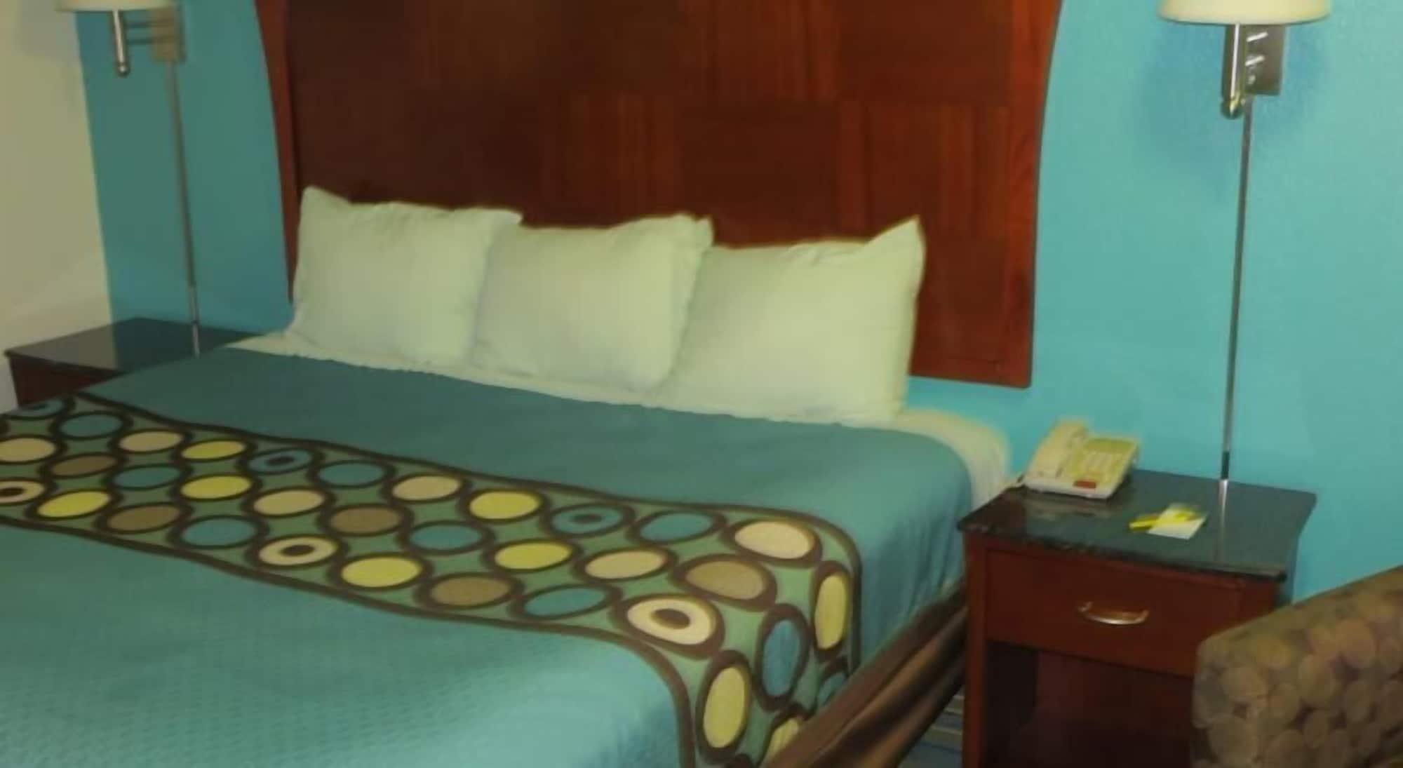 Super 8 by Wyndham Pleasanton Motel Bagian luar foto