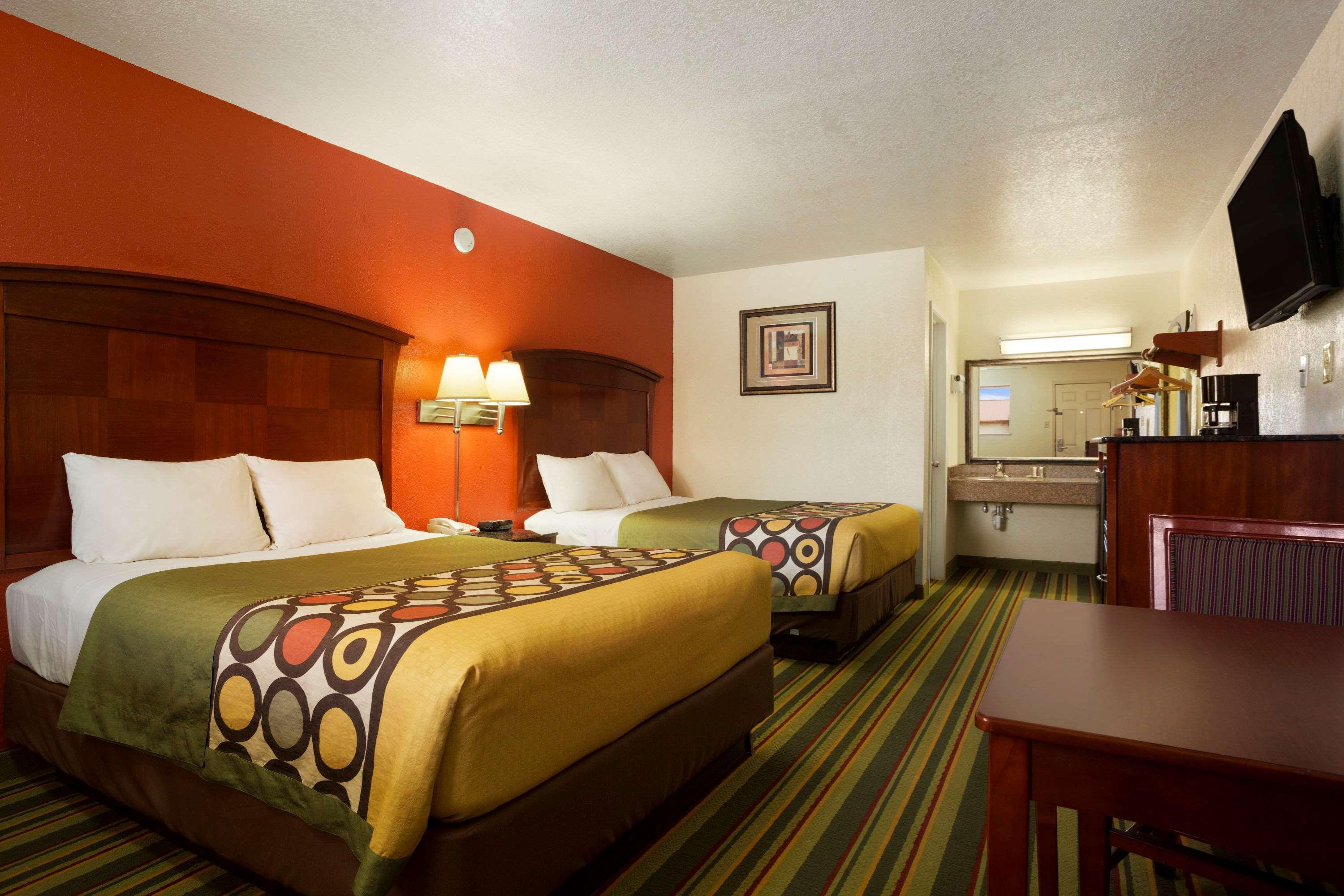 Super 8 by Wyndham Pleasanton Motel Bagian luar foto