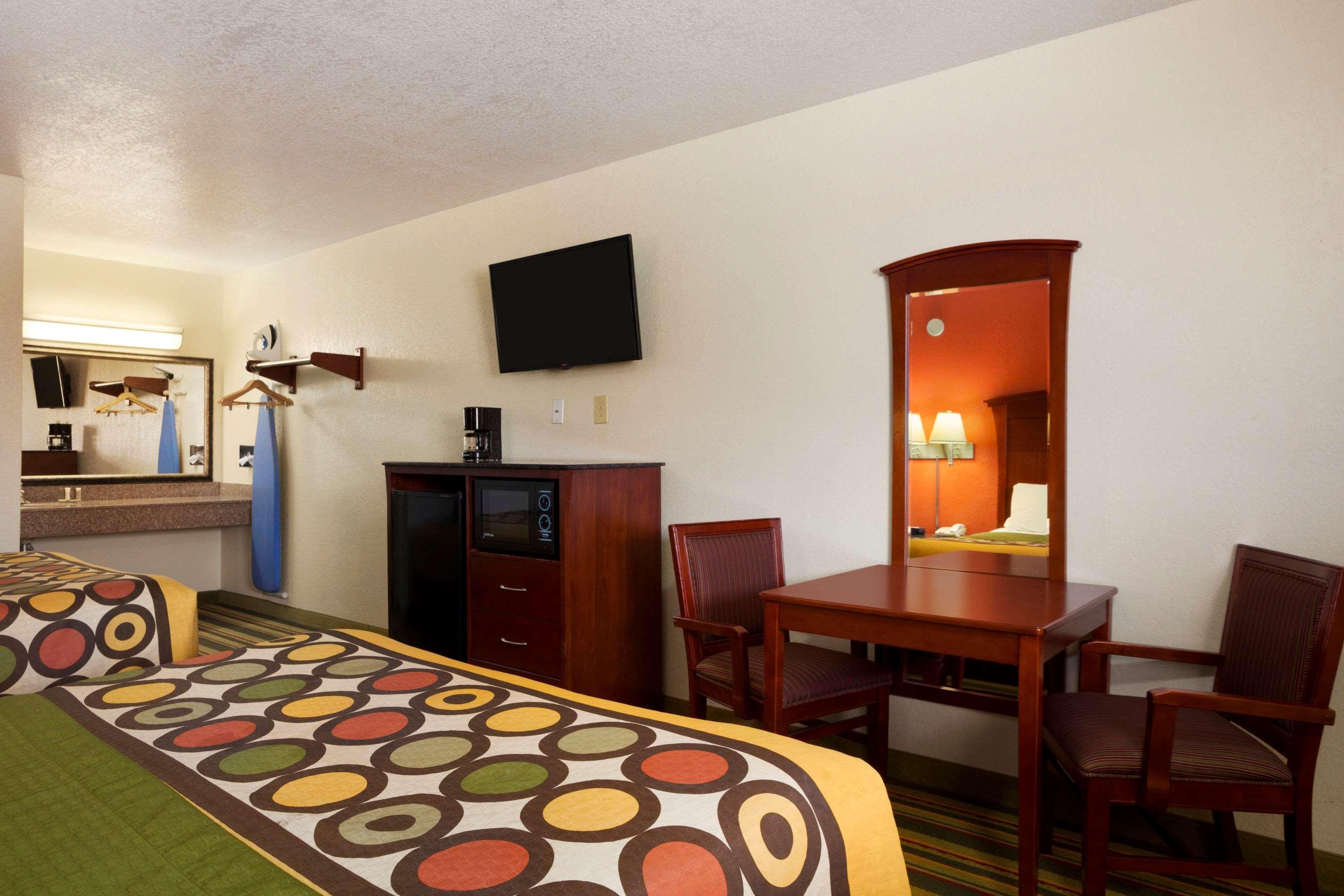 Super 8 by Wyndham Pleasanton Motel Bagian luar foto