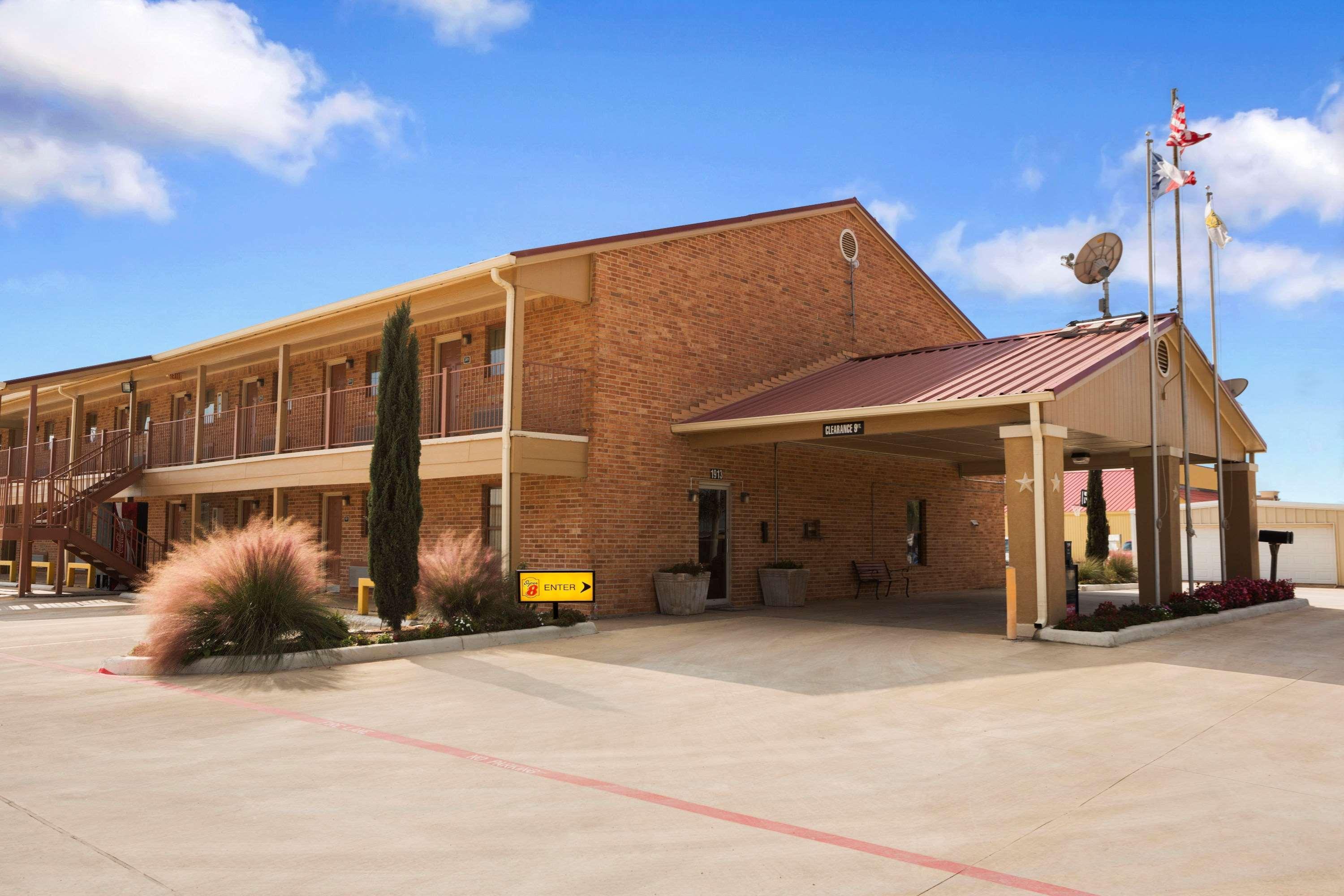 Super 8 by Wyndham Pleasanton Motel Bagian luar foto