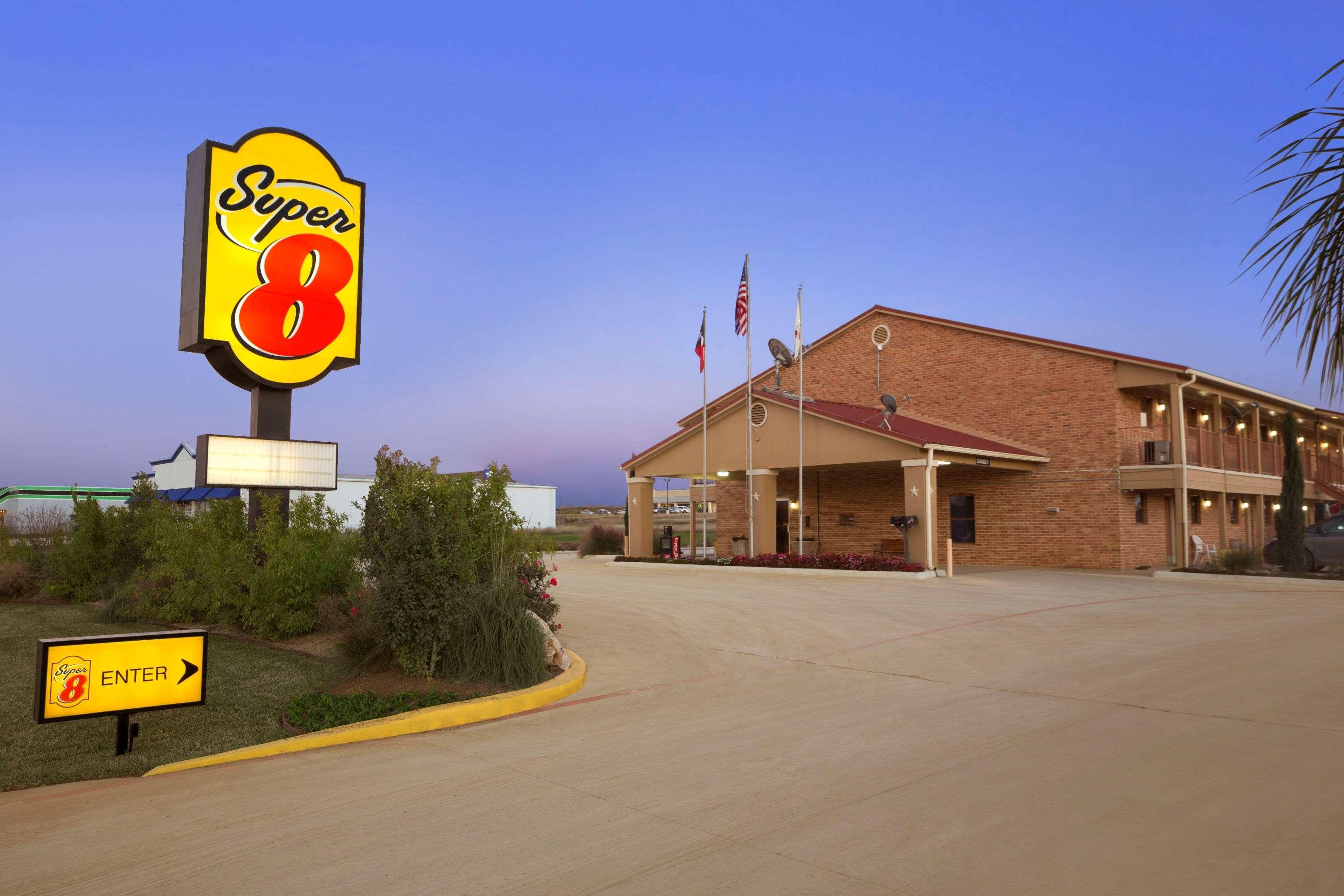 Super 8 by Wyndham Pleasanton Motel Bagian luar foto