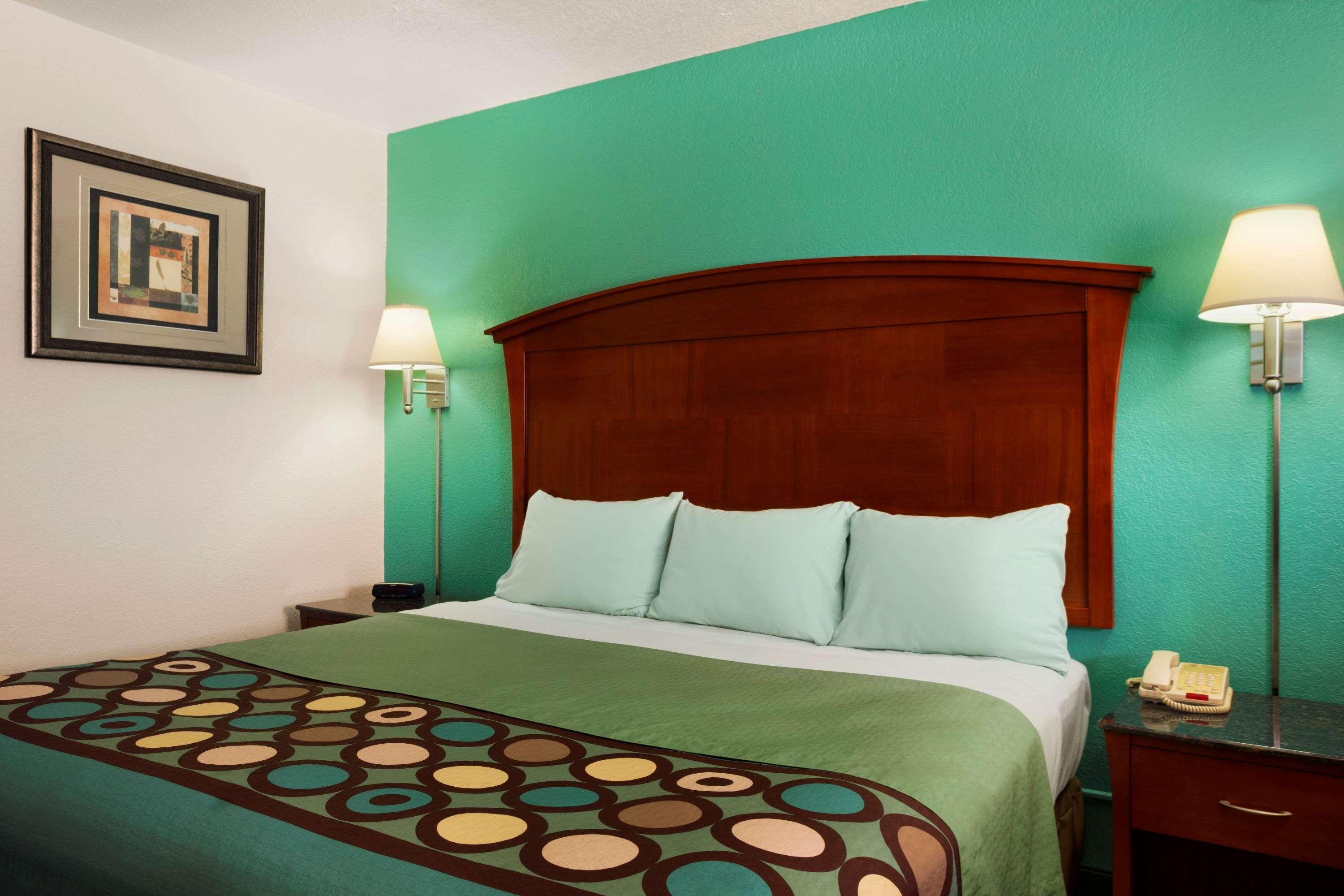 Super 8 by Wyndham Pleasanton Motel Bagian luar foto