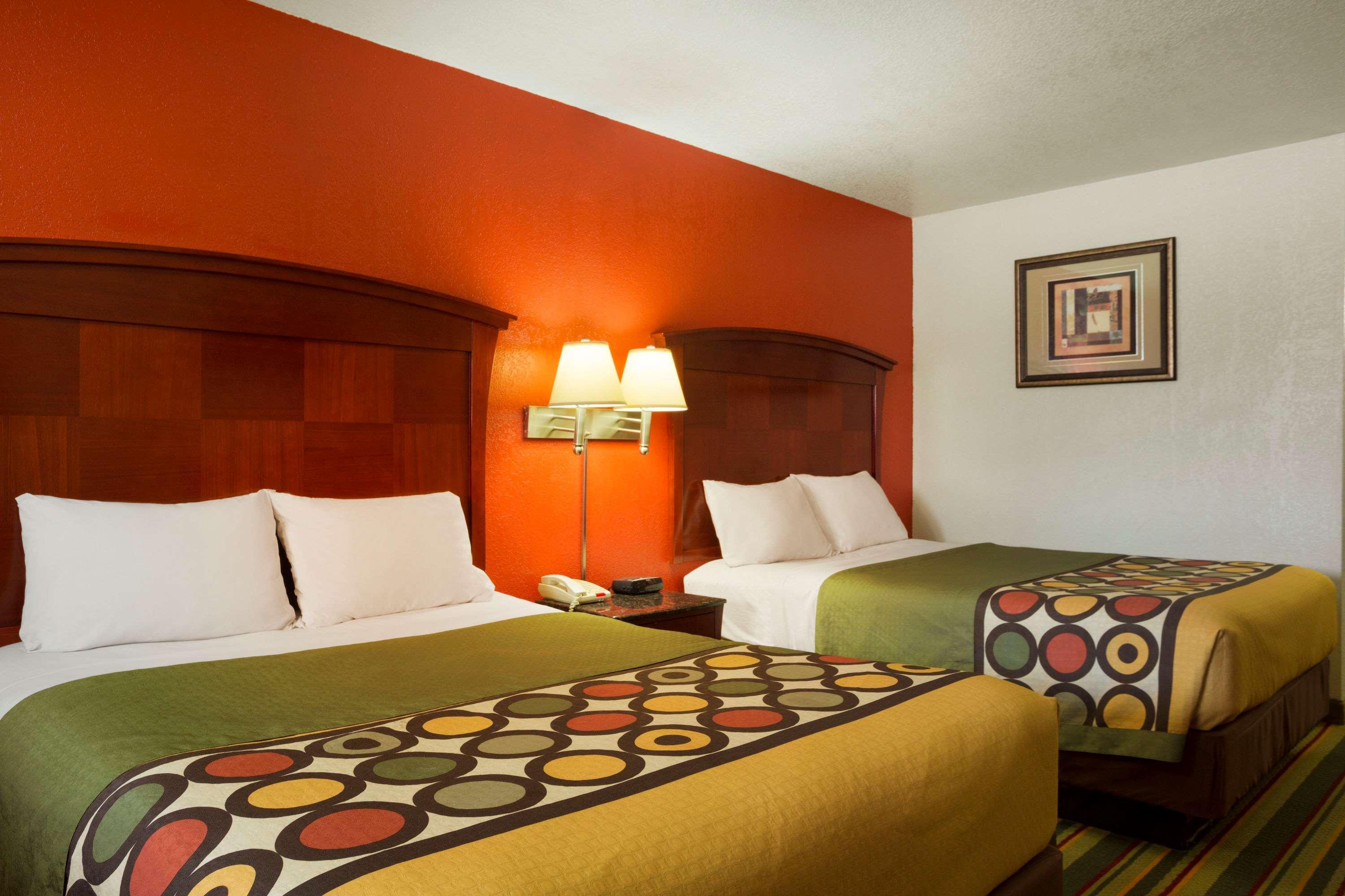 Super 8 by Wyndham Pleasanton Motel Bagian luar foto