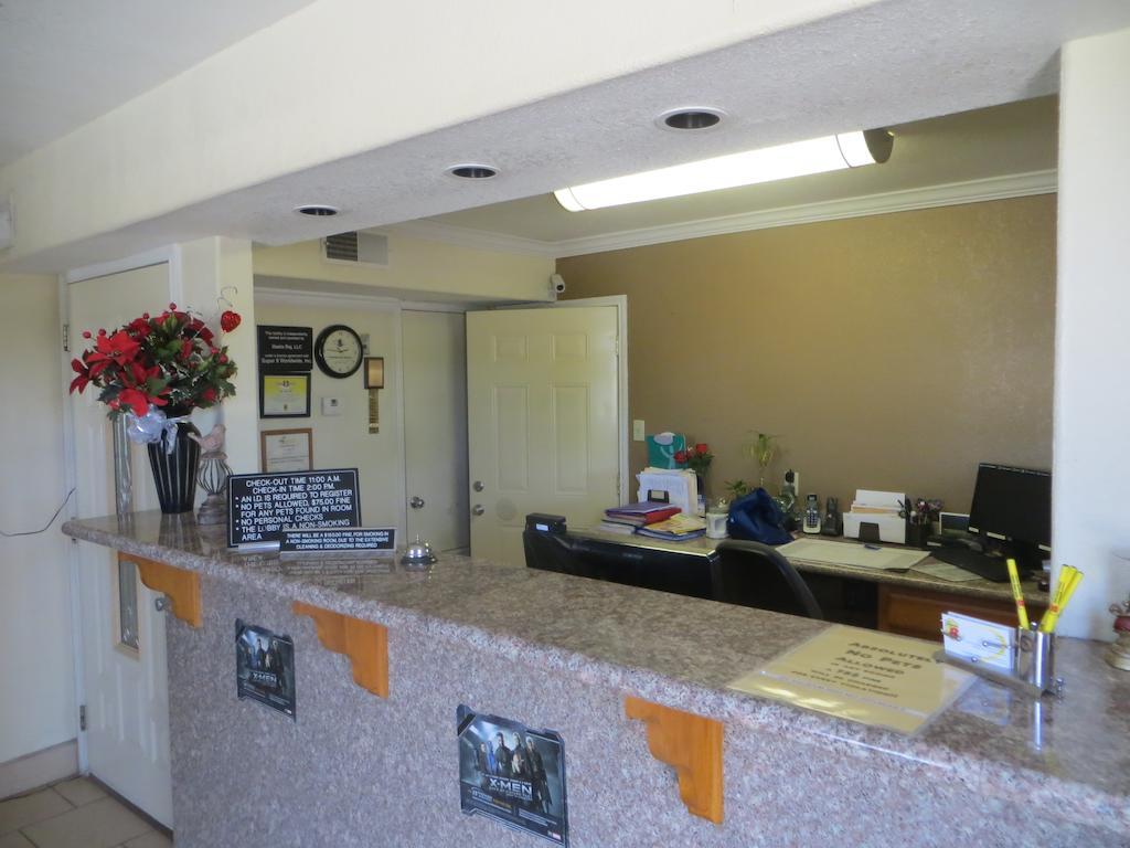 Super 8 by Wyndham Pleasanton Motel Bagian luar foto