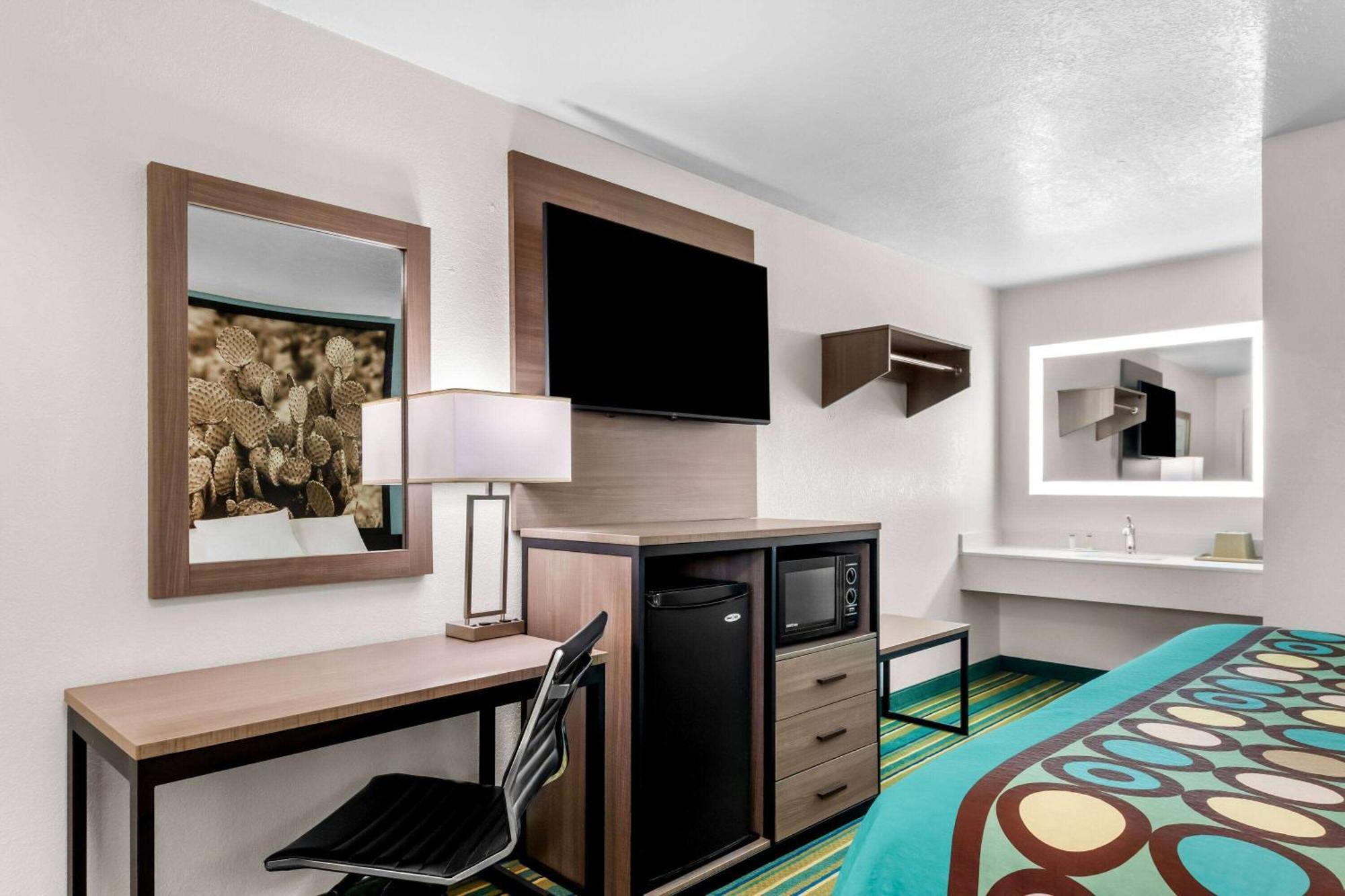 Super 8 by Wyndham Pleasanton Motel Bagian luar foto