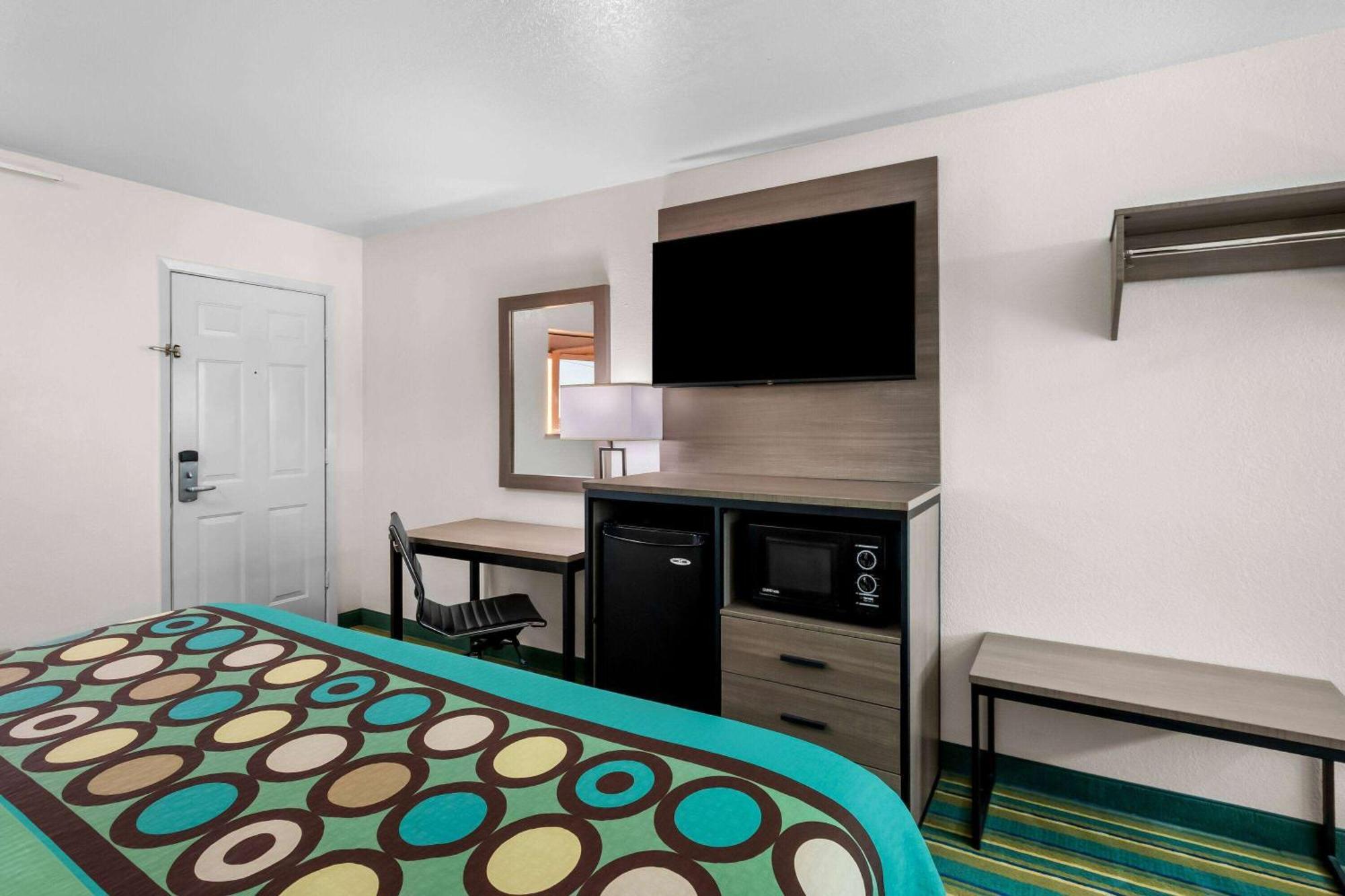 Super 8 by Wyndham Pleasanton Motel Bagian luar foto