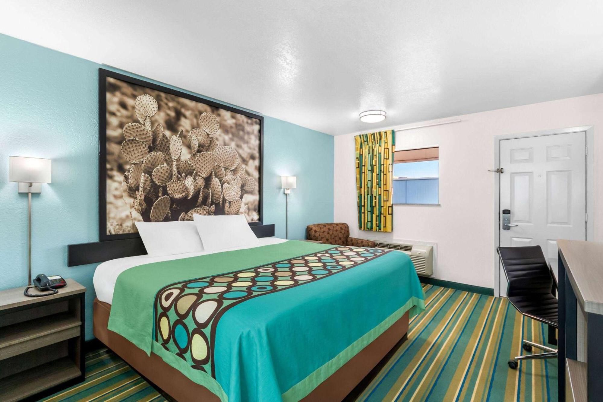 Super 8 by Wyndham Pleasanton Motel Bagian luar foto