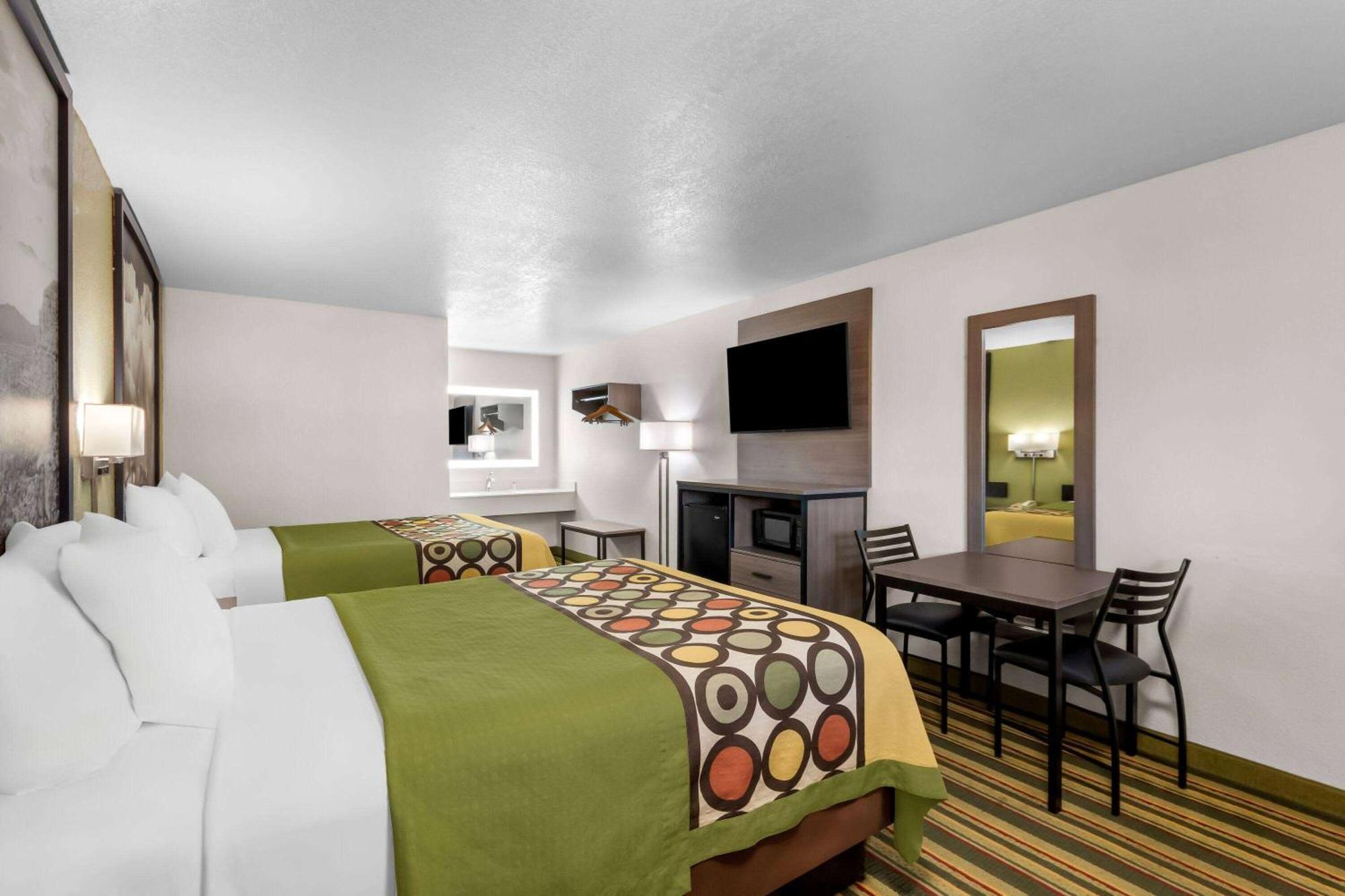 Super 8 by Wyndham Pleasanton Motel Bagian luar foto