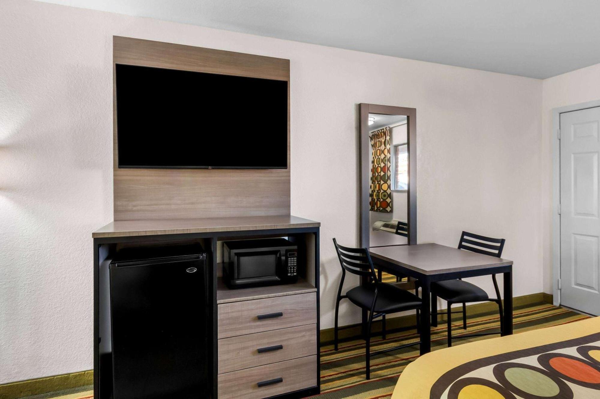 Super 8 by Wyndham Pleasanton Motel Bagian luar foto