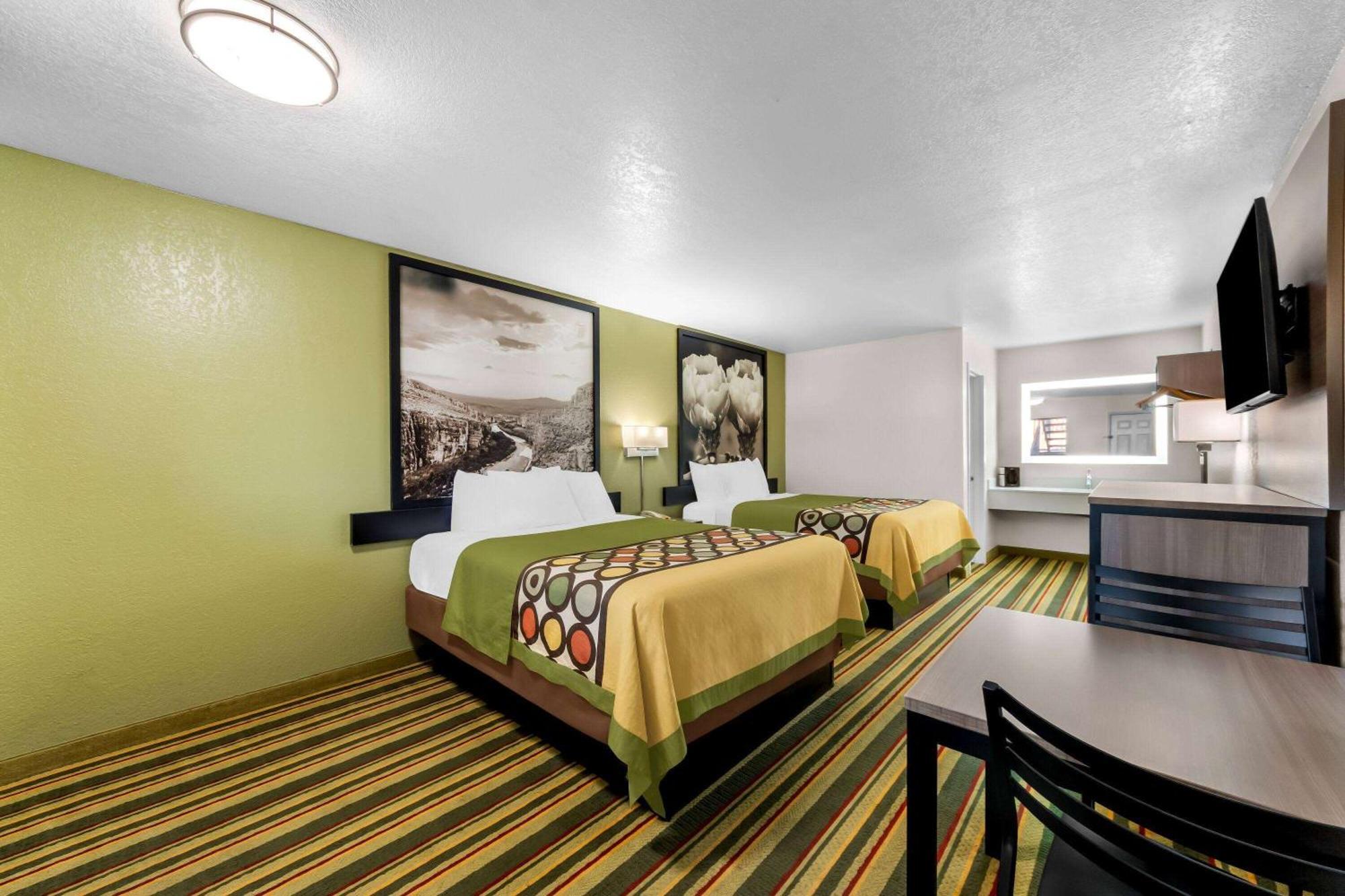 Super 8 by Wyndham Pleasanton Motel Bagian luar foto