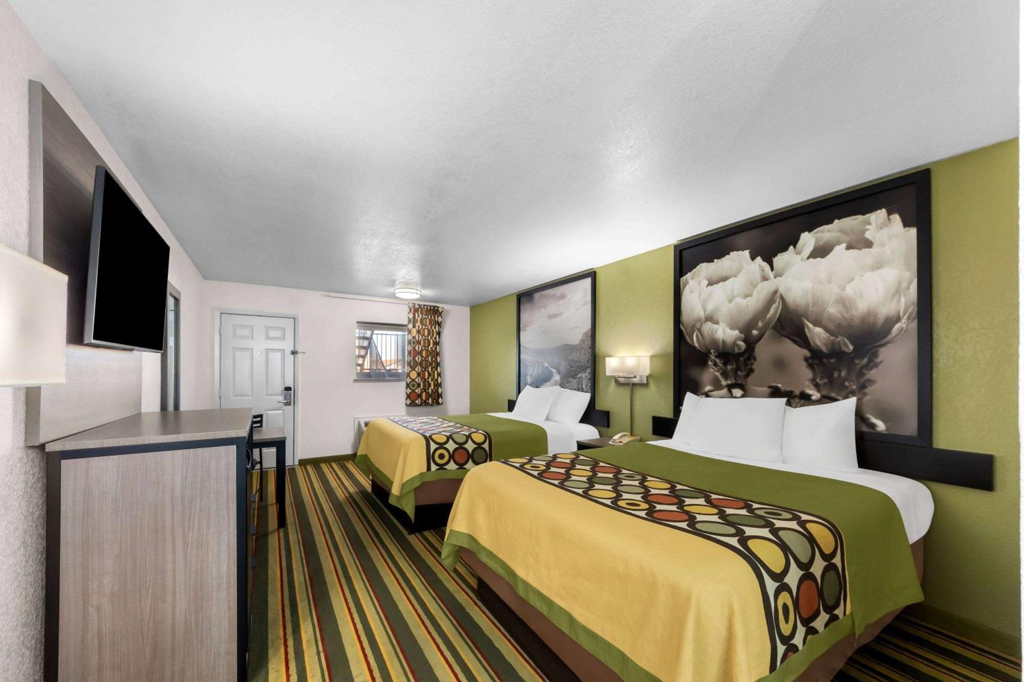 Super 8 by Wyndham Pleasanton Motel Bagian luar foto