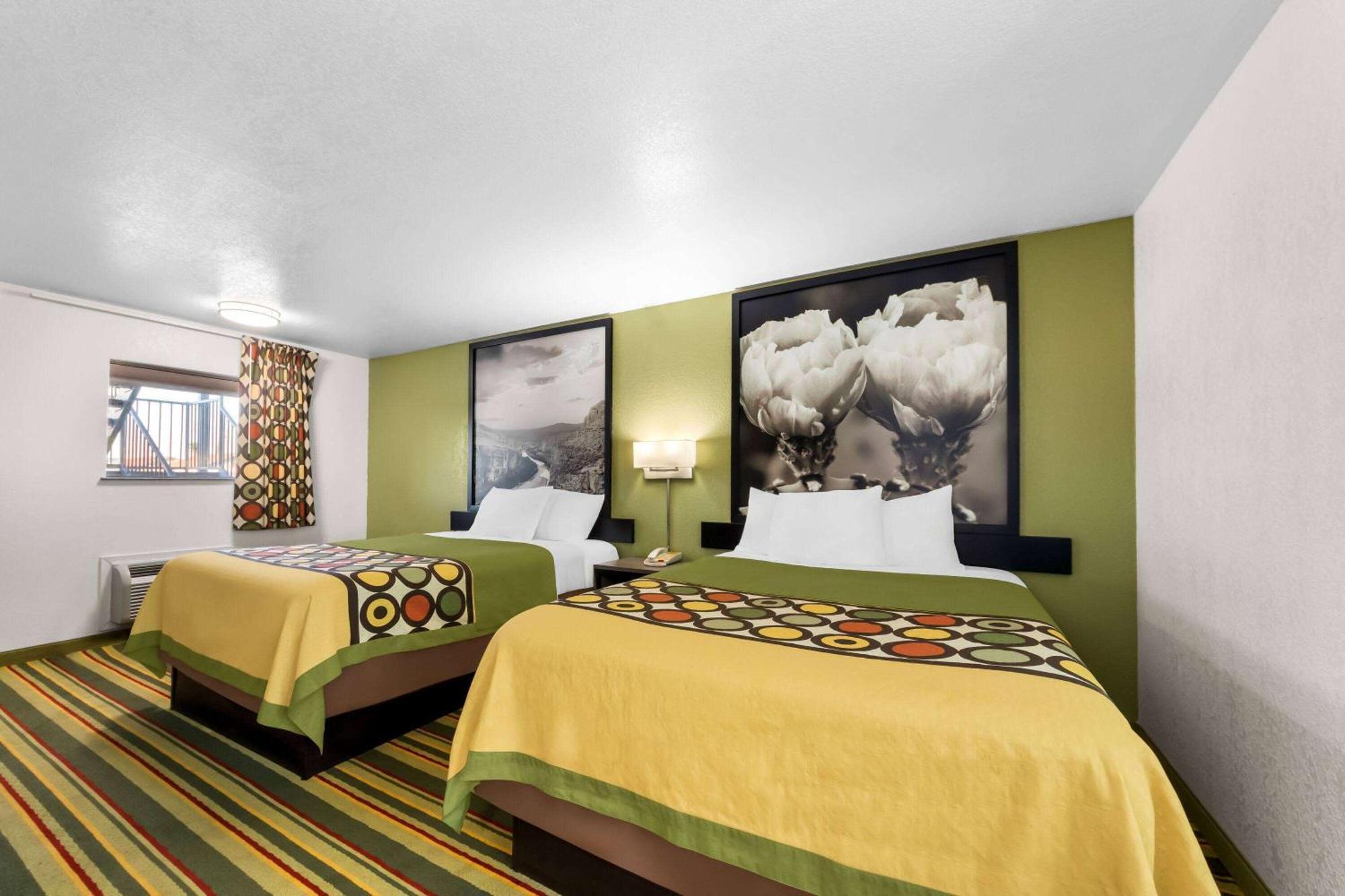 Super 8 by Wyndham Pleasanton Motel Bagian luar foto