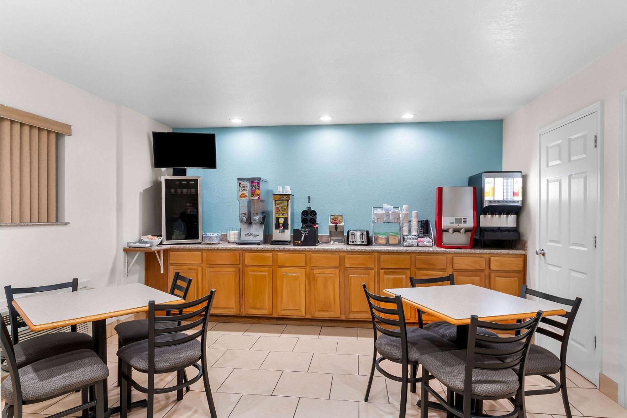 Super 8 by Wyndham Pleasanton Motel Bagian luar foto