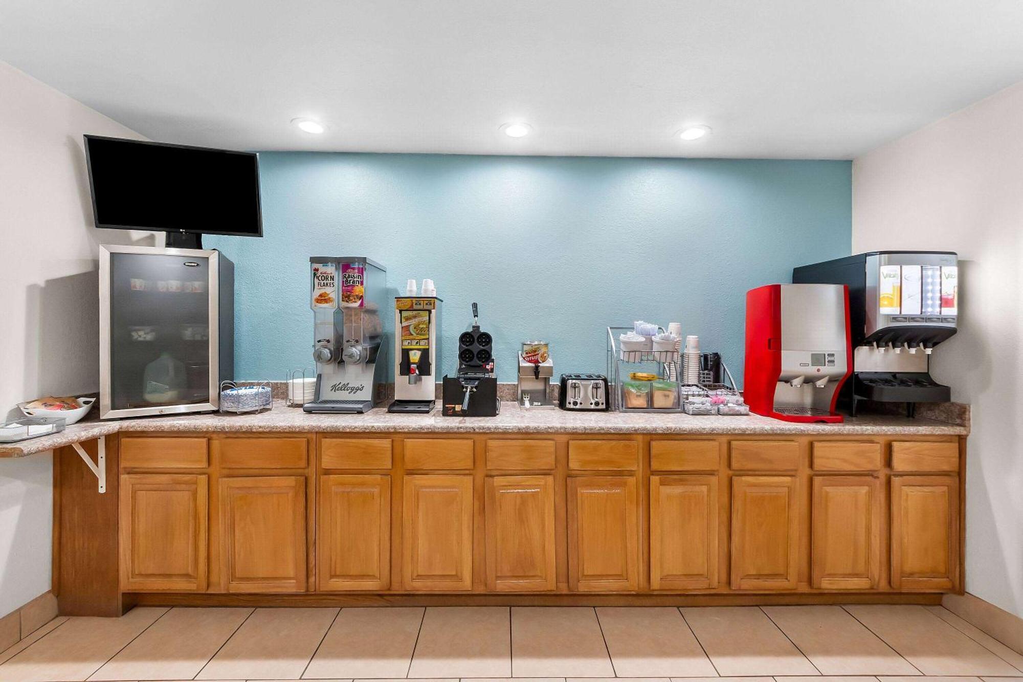 Super 8 by Wyndham Pleasanton Motel Bagian luar foto