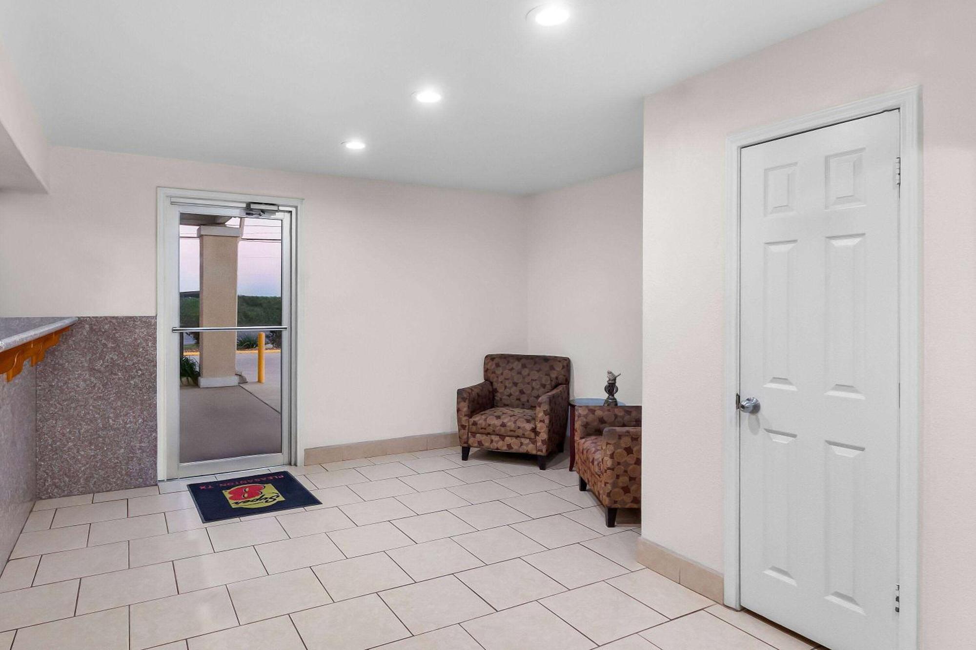 Super 8 by Wyndham Pleasanton Motel Bagian luar foto