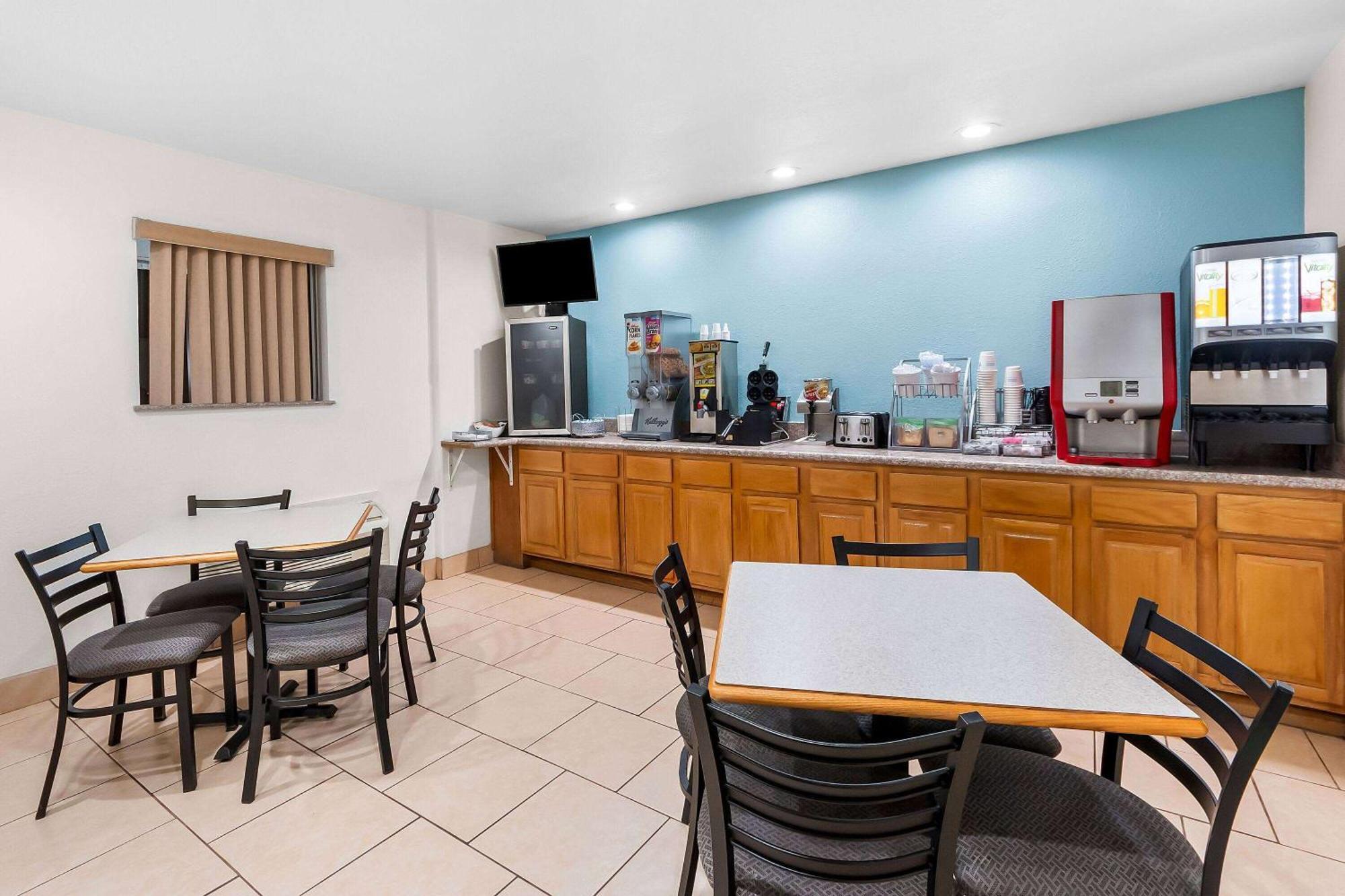 Super 8 by Wyndham Pleasanton Motel Bagian luar foto