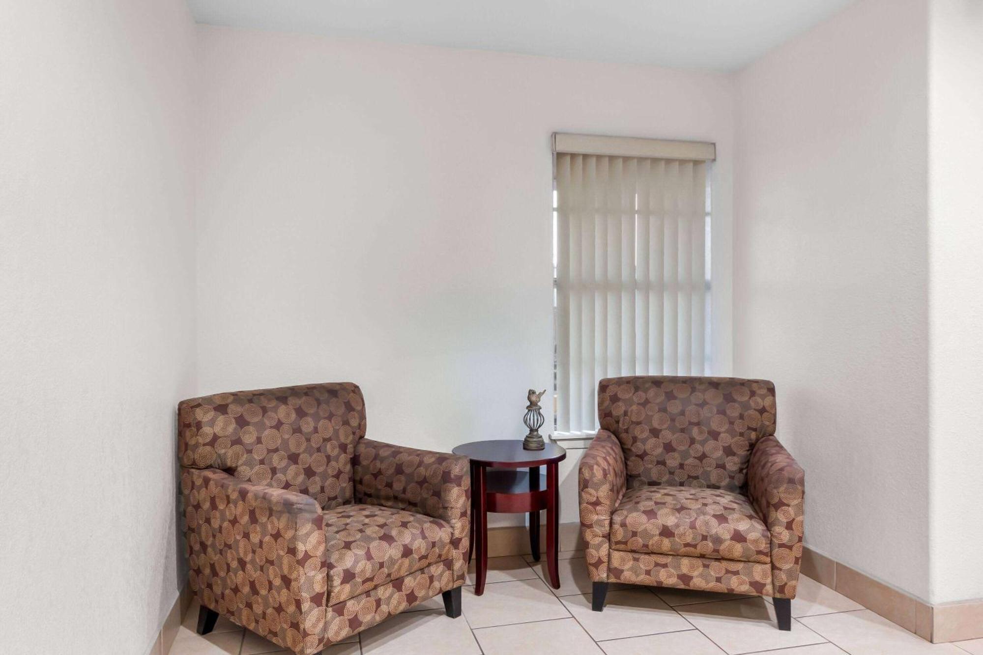 Super 8 by Wyndham Pleasanton Motel Bagian luar foto