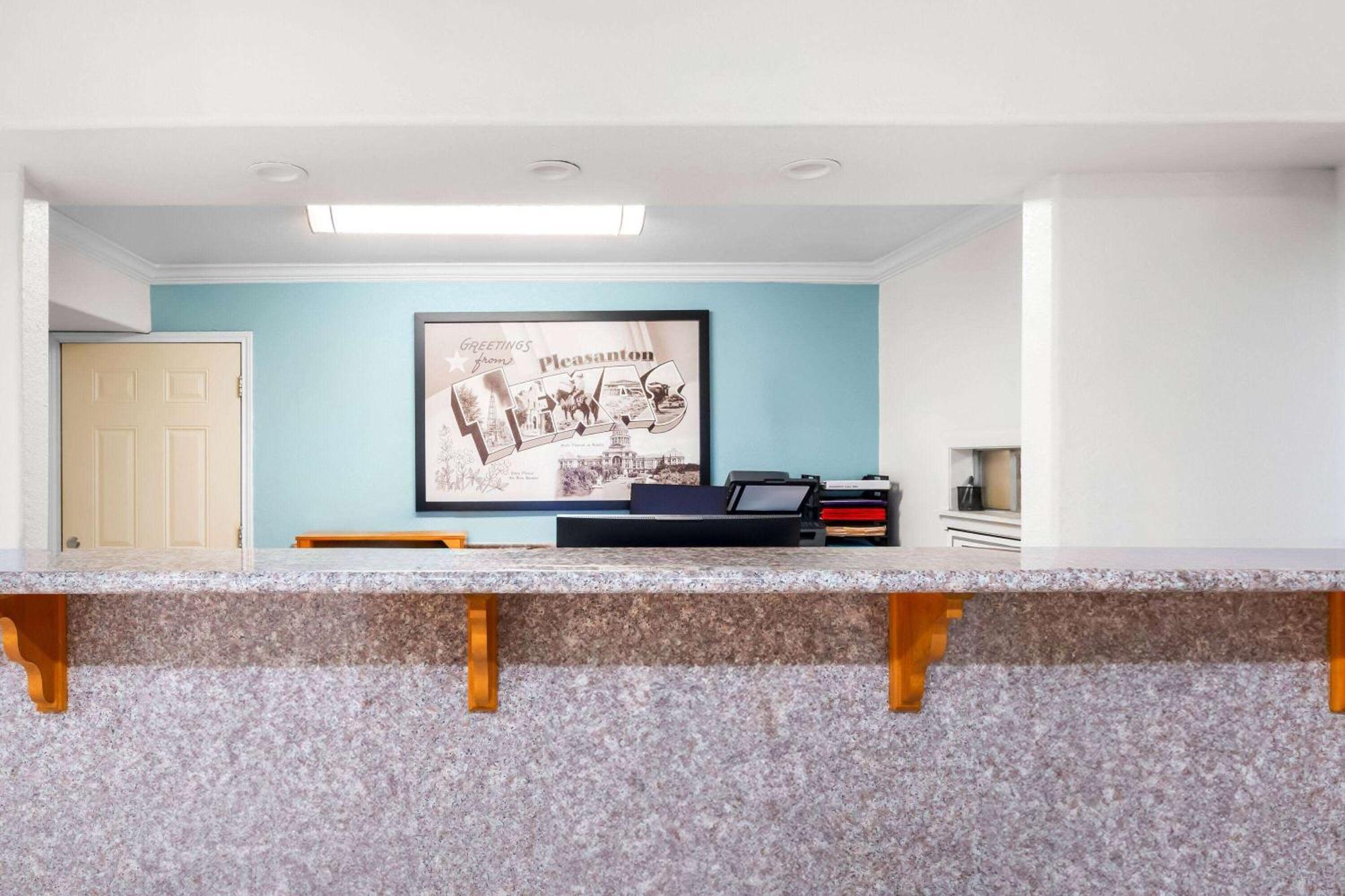 Super 8 by Wyndham Pleasanton Motel Bagian luar foto