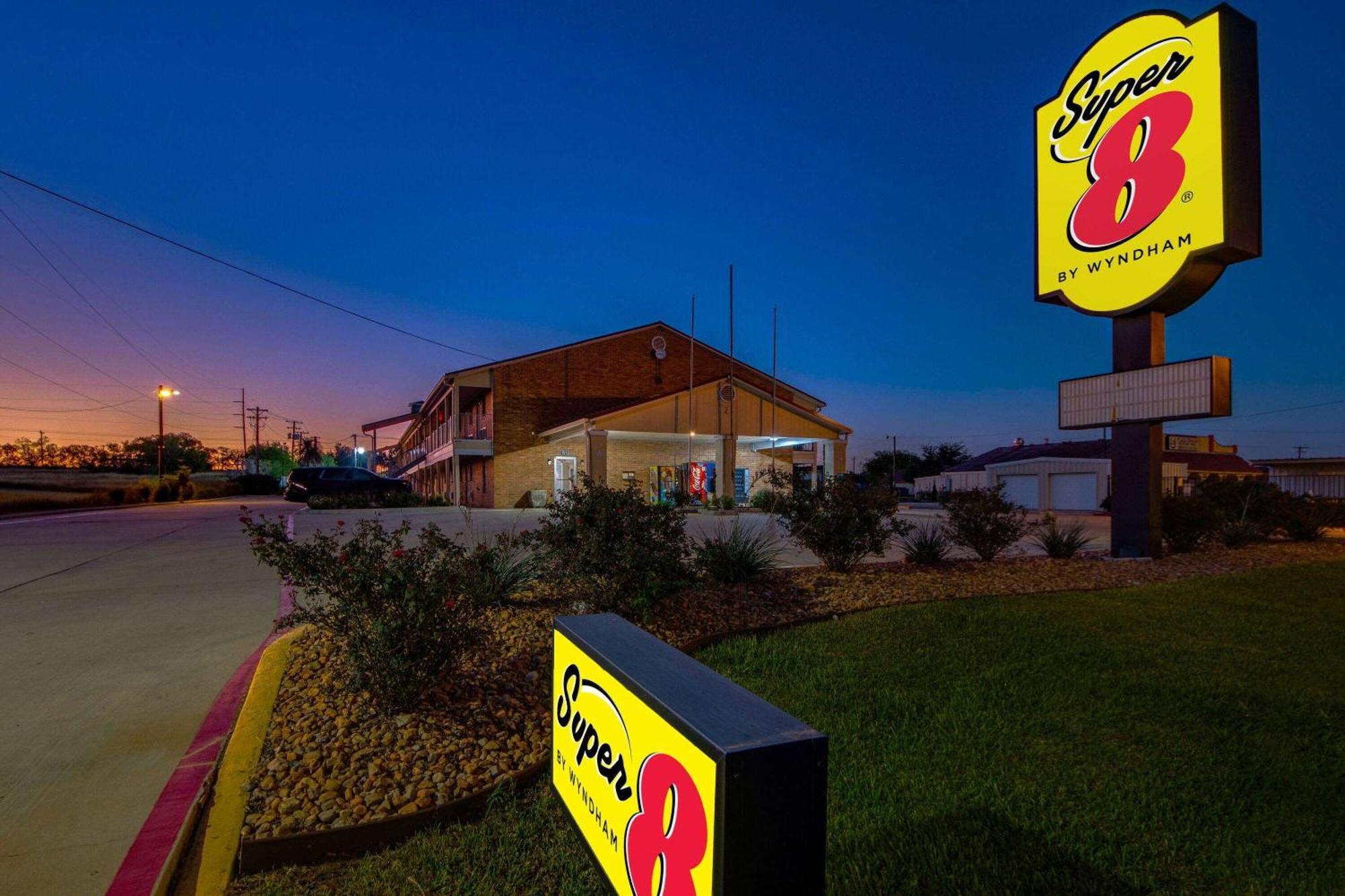 Super 8 by Wyndham Pleasanton Motel Bagian luar foto