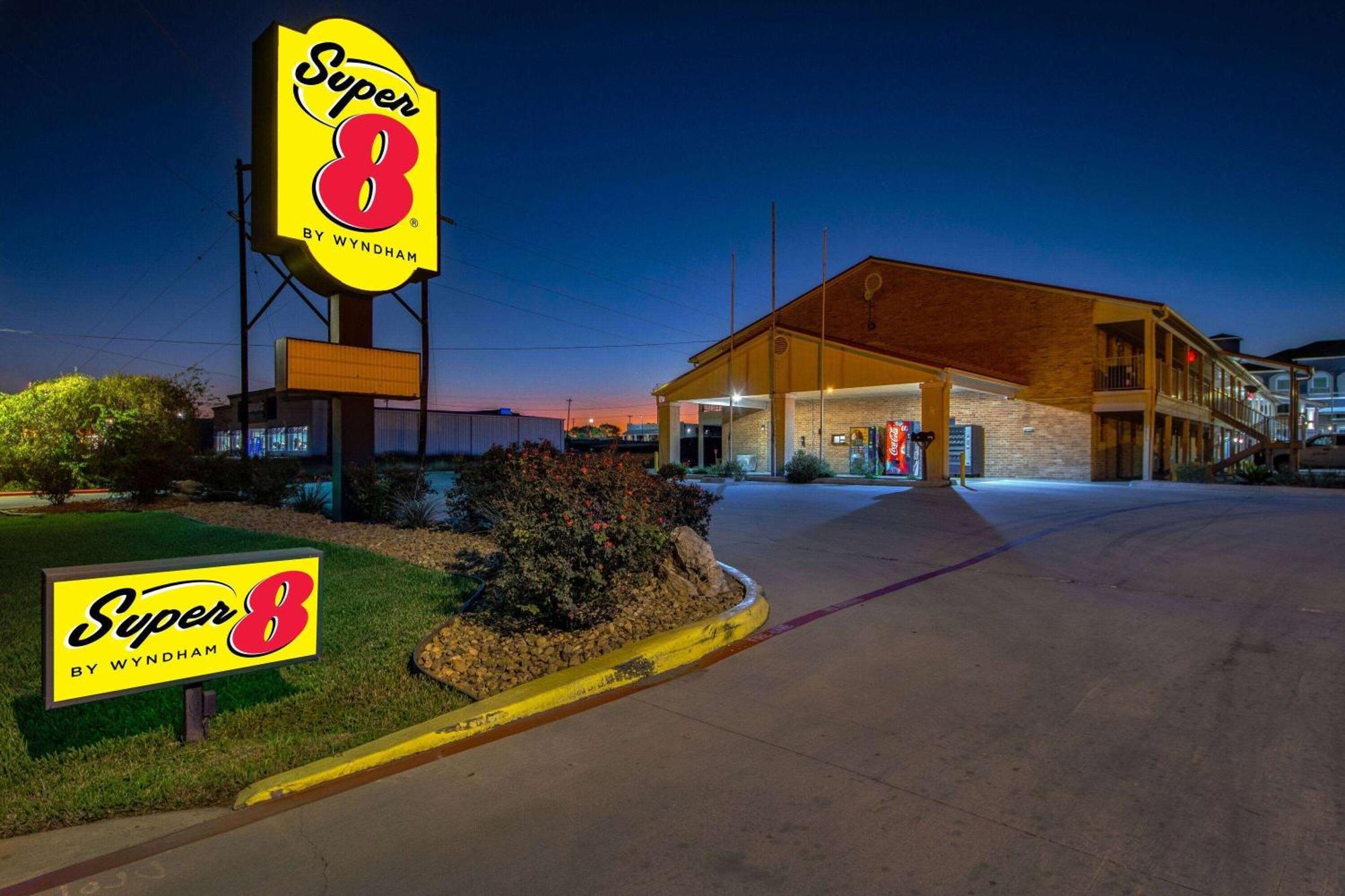 Super 8 by Wyndham Pleasanton Motel Bagian luar foto