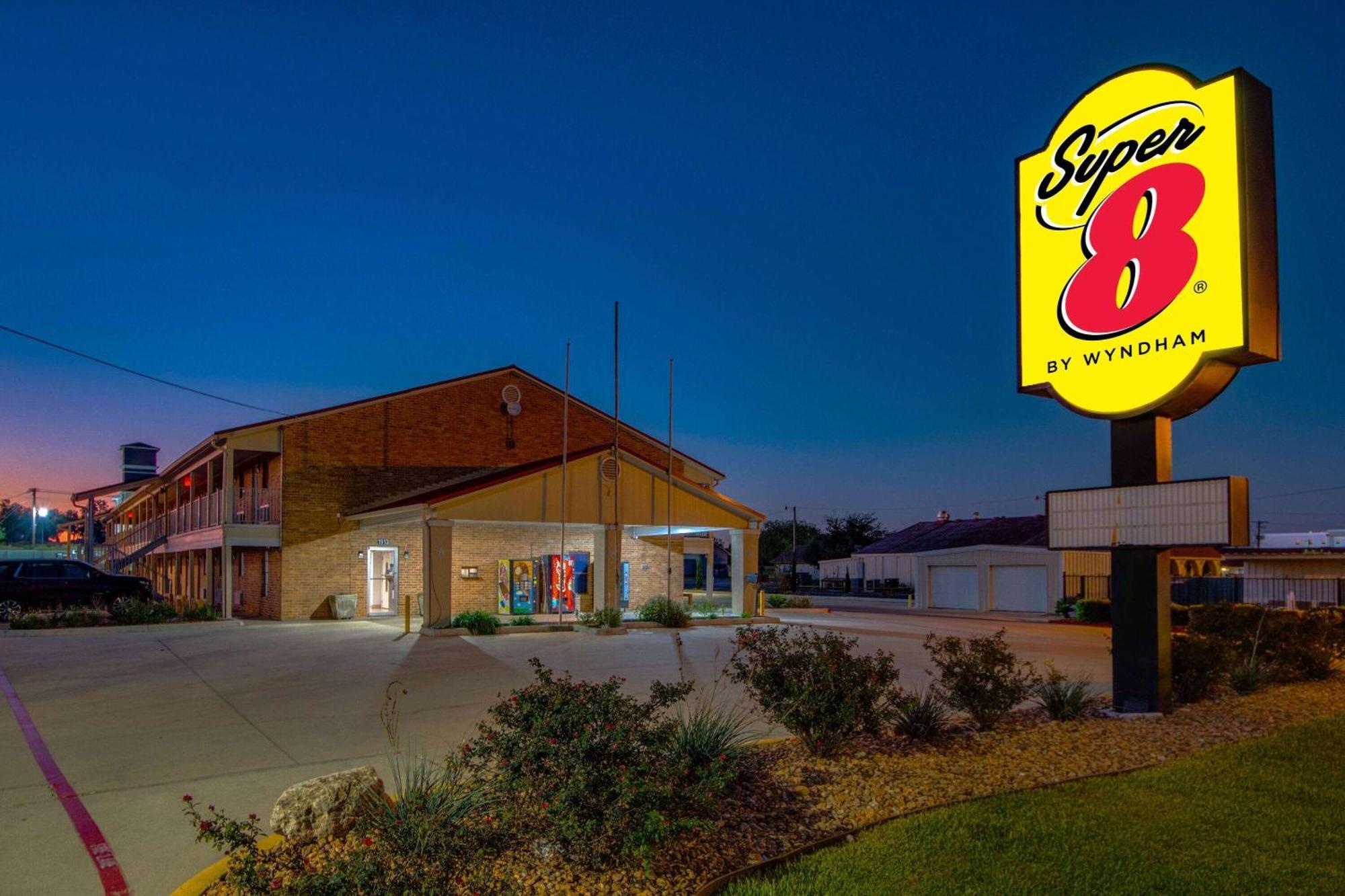 Super 8 by Wyndham Pleasanton Motel Bagian luar foto