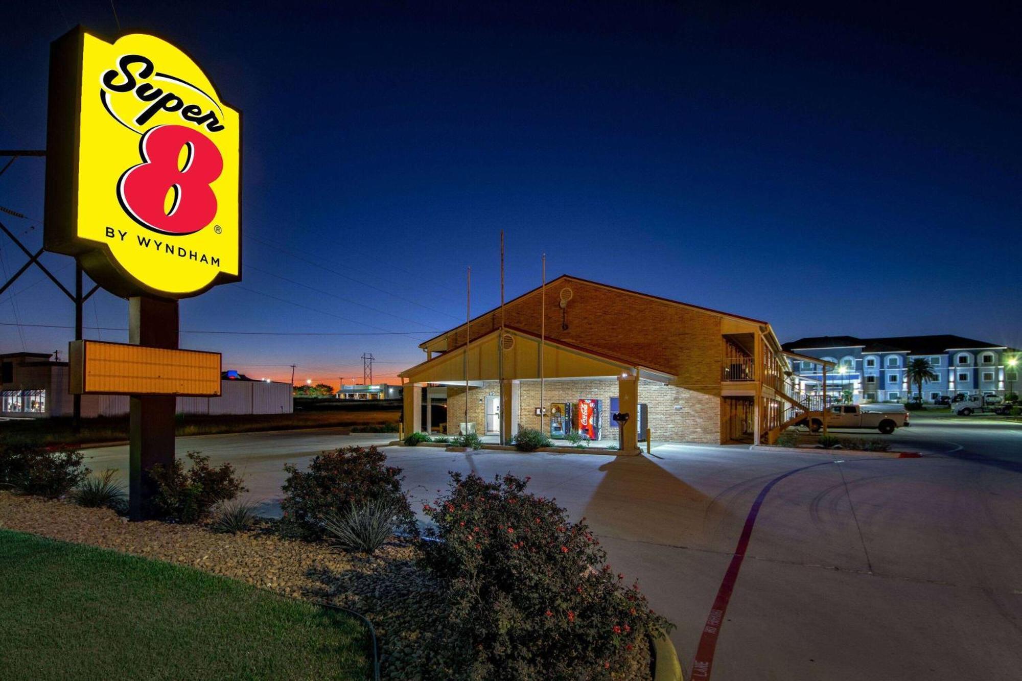 Super 8 by Wyndham Pleasanton Motel Bagian luar foto