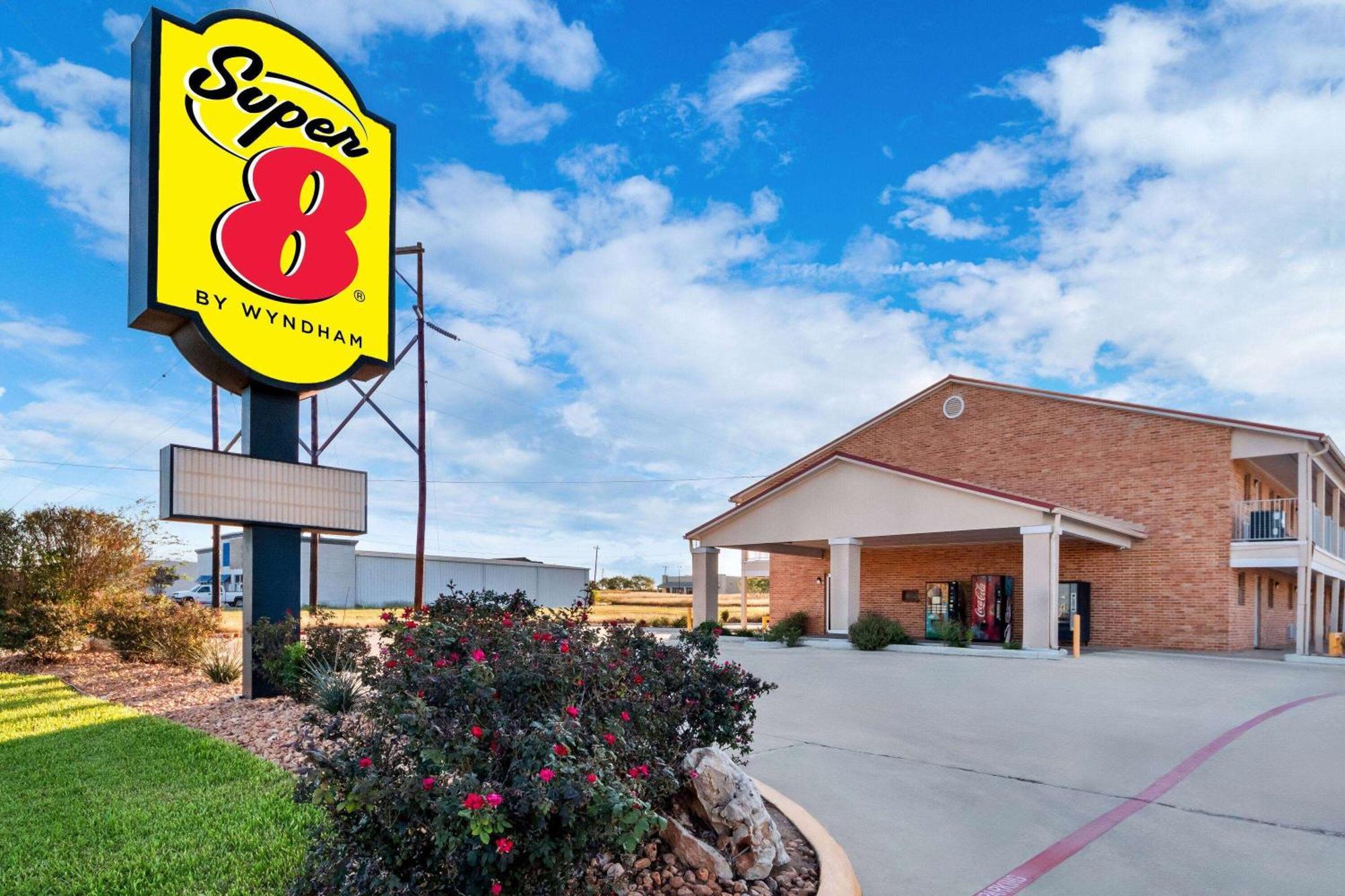 Super 8 by Wyndham Pleasanton Motel Bagian luar foto