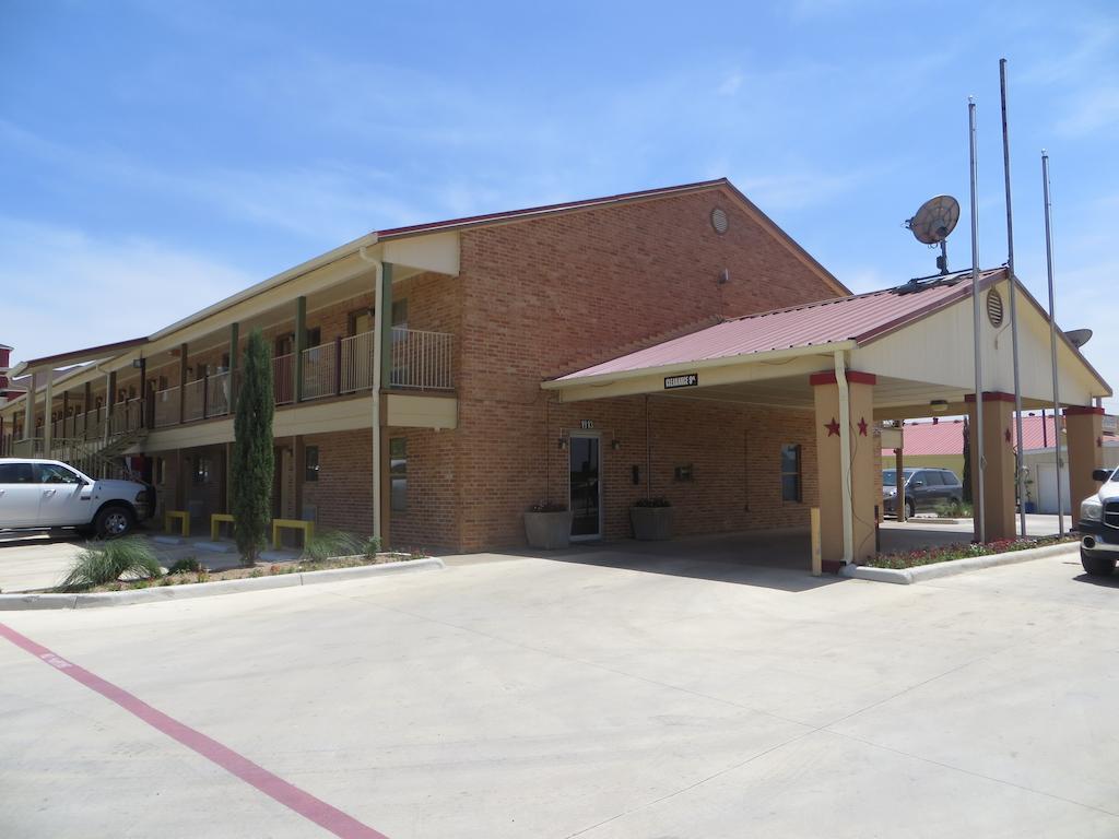 Super 8 by Wyndham Pleasanton Motel Bagian luar foto