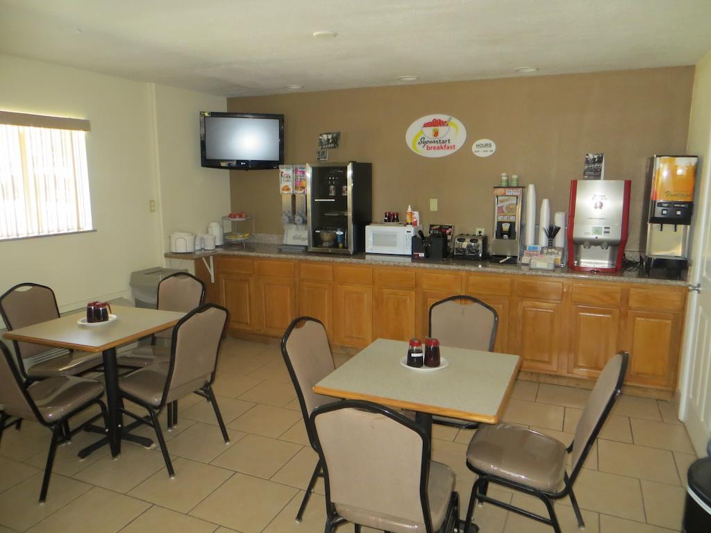 Super 8 by Wyndham Pleasanton Motel Bagian luar foto