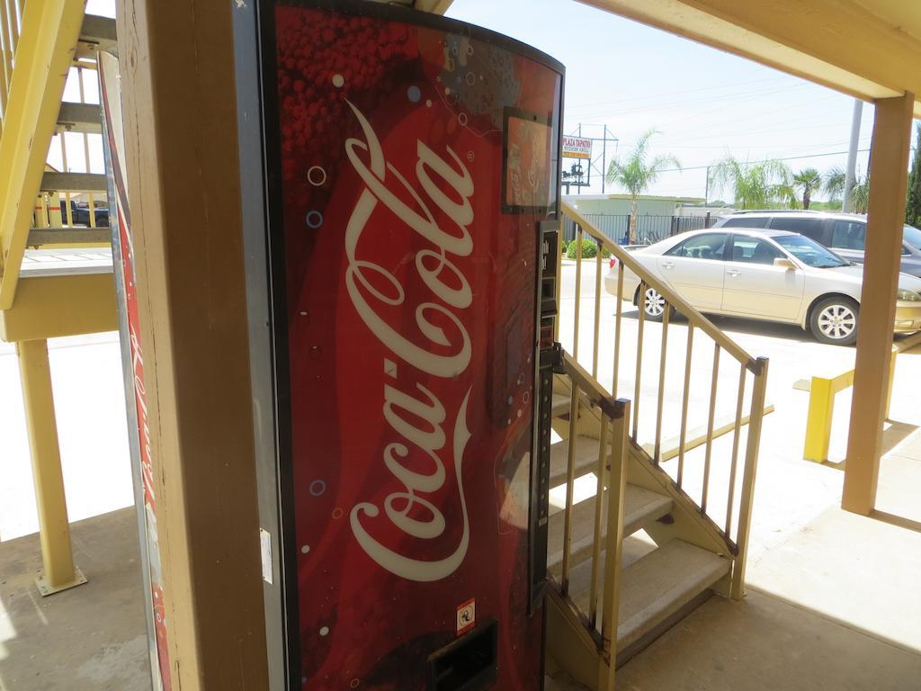 Super 8 by Wyndham Pleasanton Motel Bagian luar foto